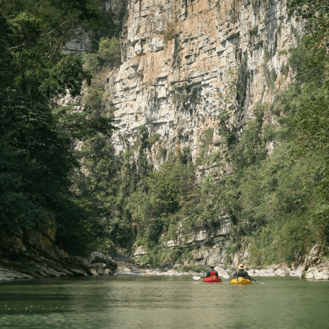 manta ray hybrid 4-piece versa-lok white being paddled by two packrafters through a canyon #color_white