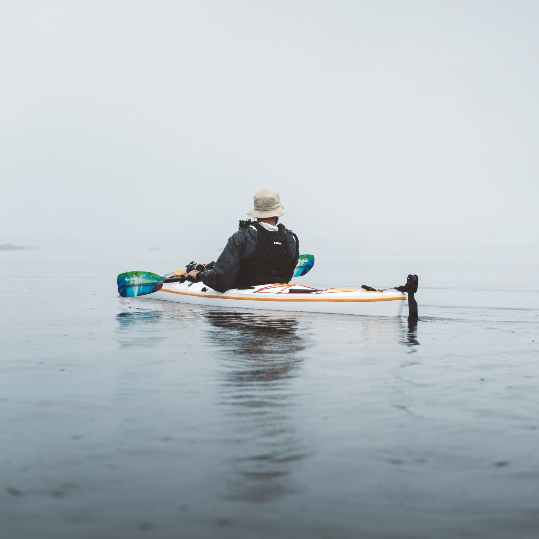 whiskey fiberlgass 2-piece bent shaft paddle in the rain#color_northern-lights